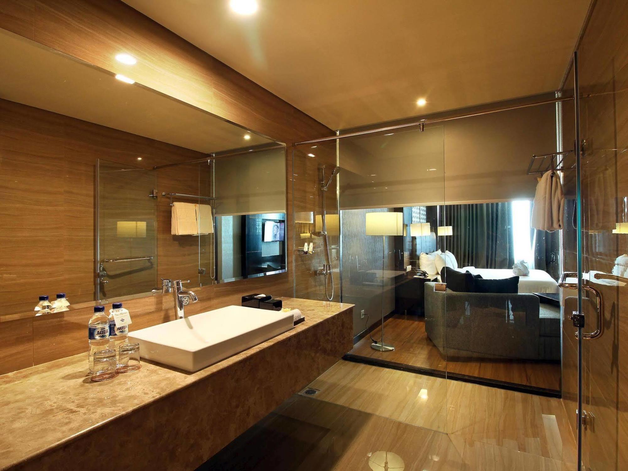 The Alana Hotel & Convention Center Solo By Aston Dış mekan fotoğraf