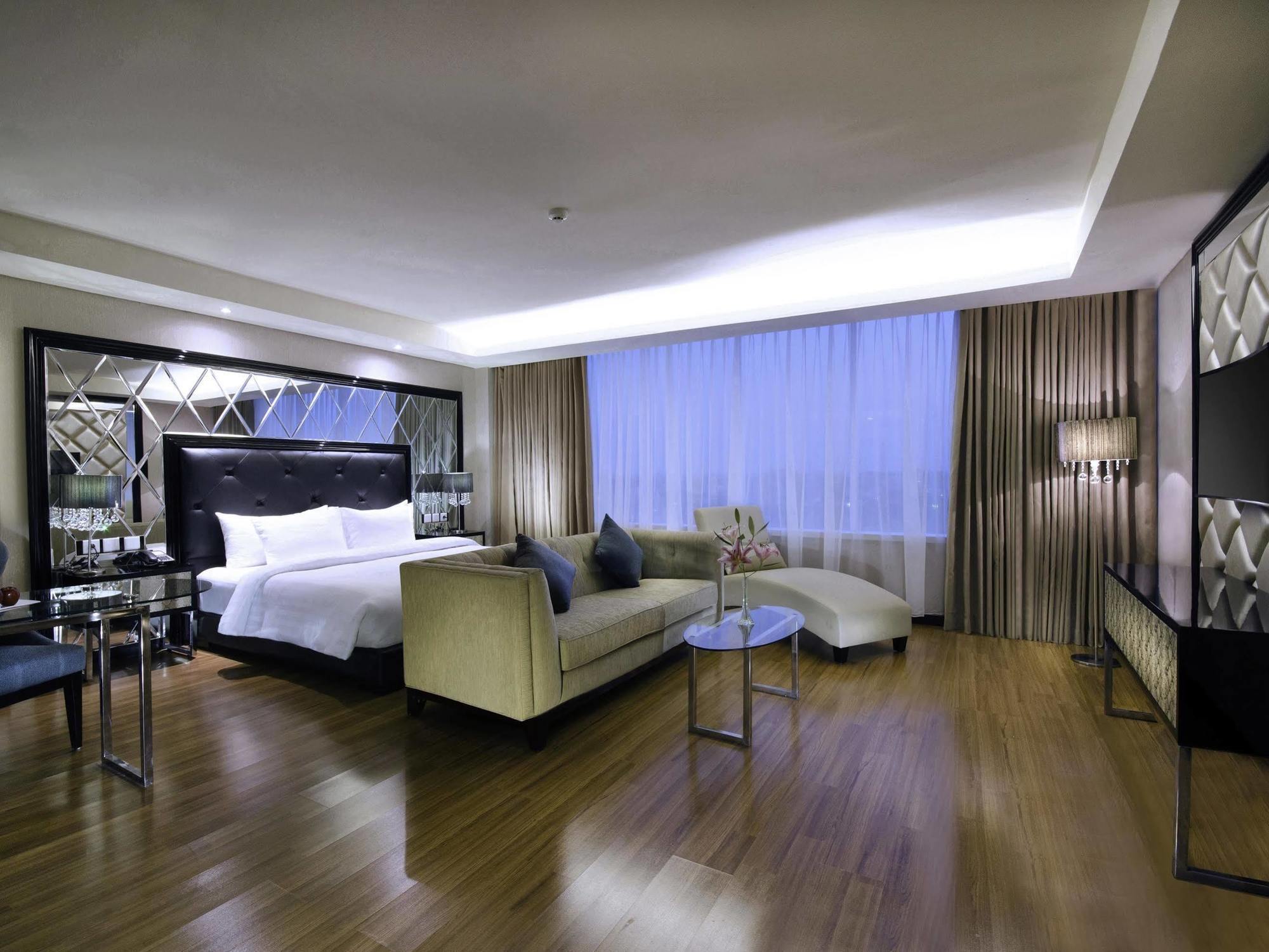 The Alana Hotel & Convention Center Solo By Aston Dış mekan fotoğraf