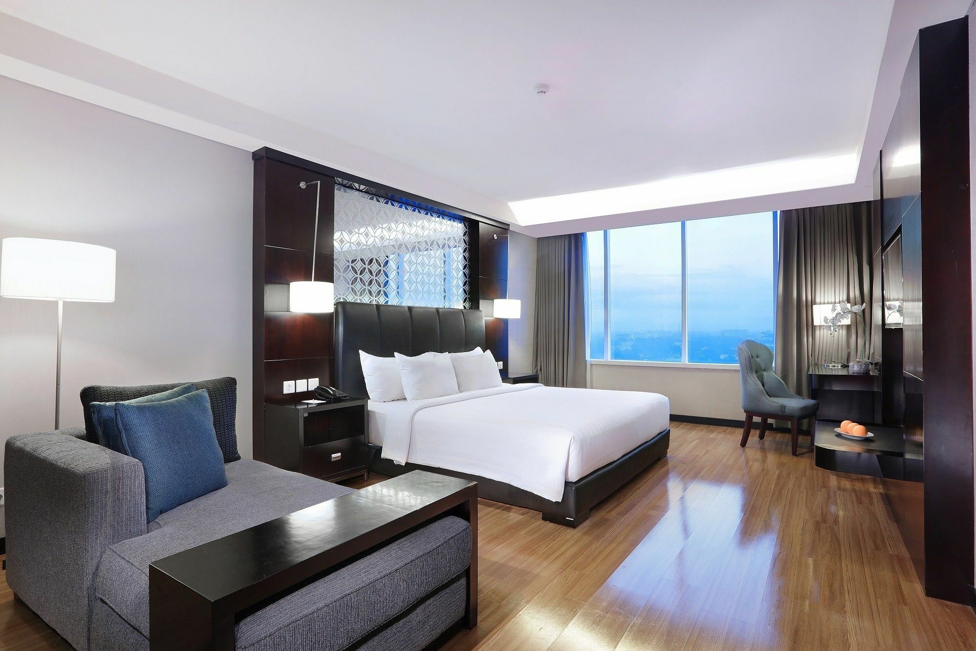 The Alana Hotel & Convention Center Solo By Aston Dış mekan fotoğraf